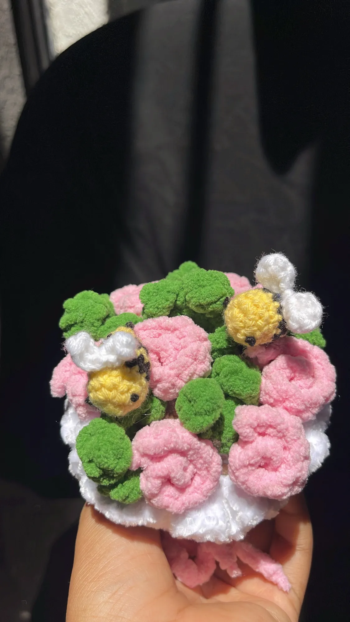 Ramo de rosas con abejas 🐝 - Image 1