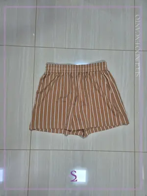 Short marron a rayas blancas L