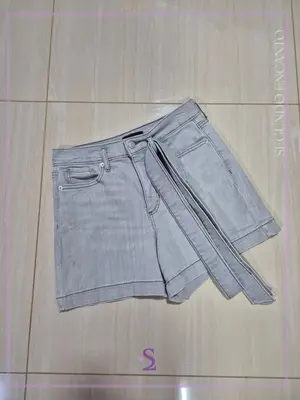 Short gris mezclilla con cinturon talla 27/4 M