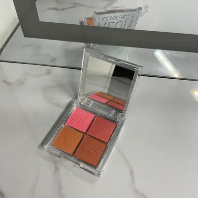 HUDA BEAUTY Blush