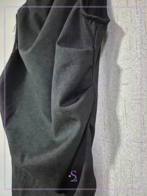 Top negro con fruncido en laterales L/M