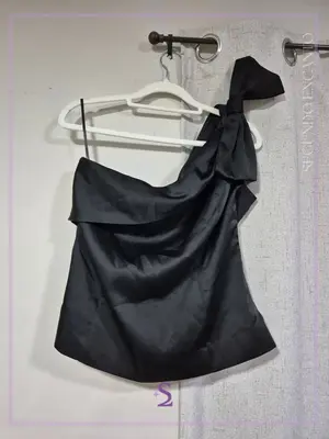 Blusa de un hombro con moño L/M