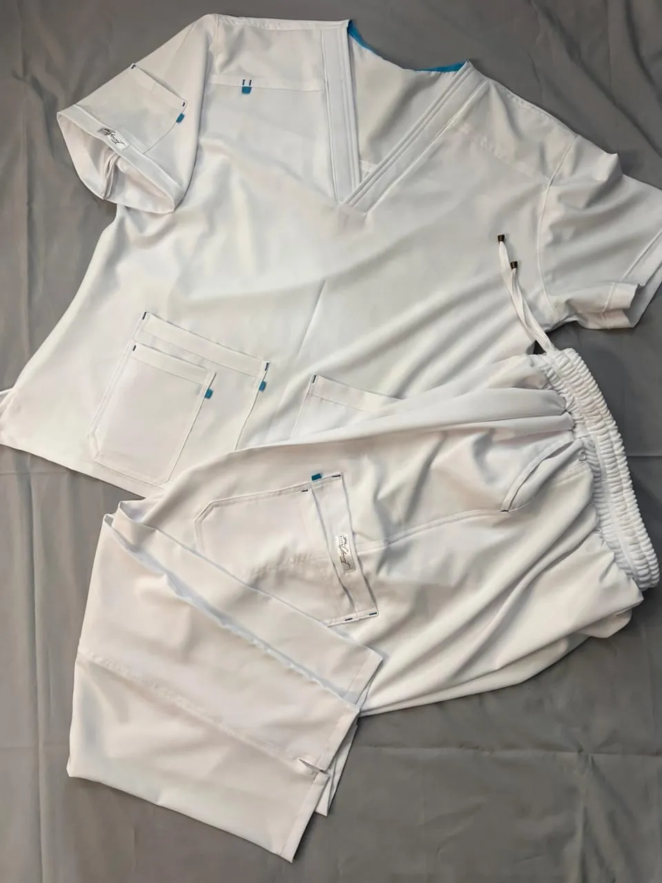 SCRUBS CUELLO "V" - Image 2