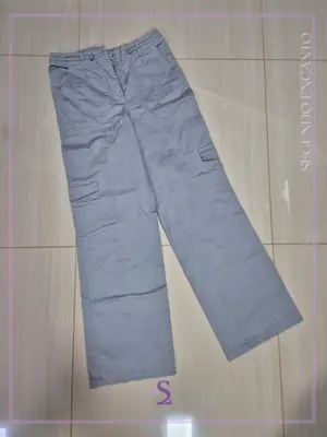 Pantalon gris tipo cargo S como nuevo
