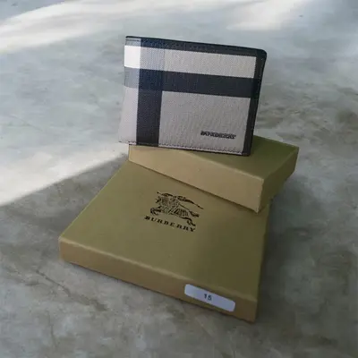 Billetera burberry contramarcada 