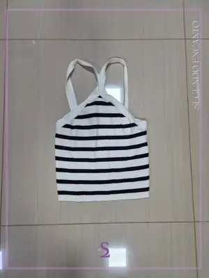 Crop top blanco y negro cuello halter L/M