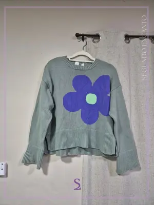 Sueter verde con flor morada S
