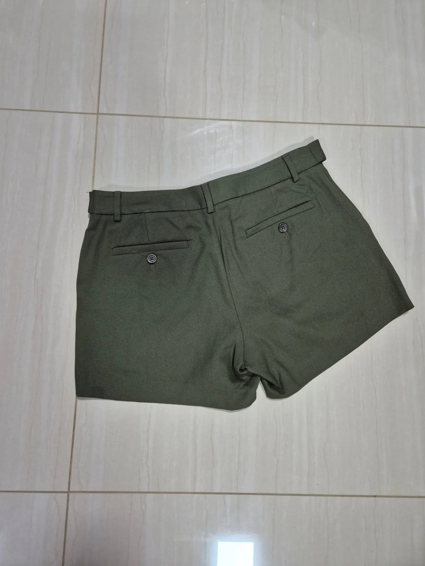 Short color verde con cinturon talla 4 M - Image 2