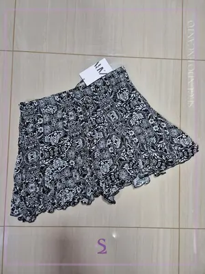 Short simula falda floreado blanco y negro L