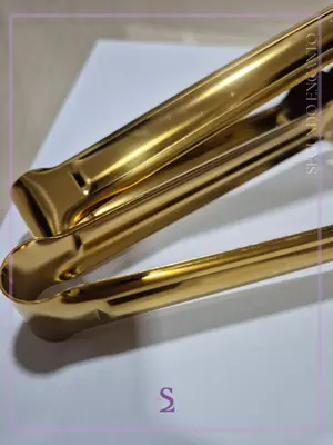 Pinzas doradas de acero para cocina