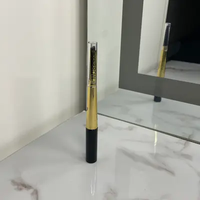 Lápiz de cejas y cepillo 