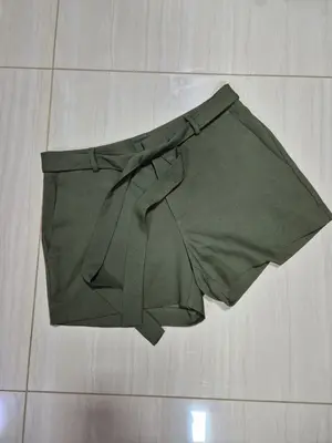 Short color verde con cinturon talla 4 M