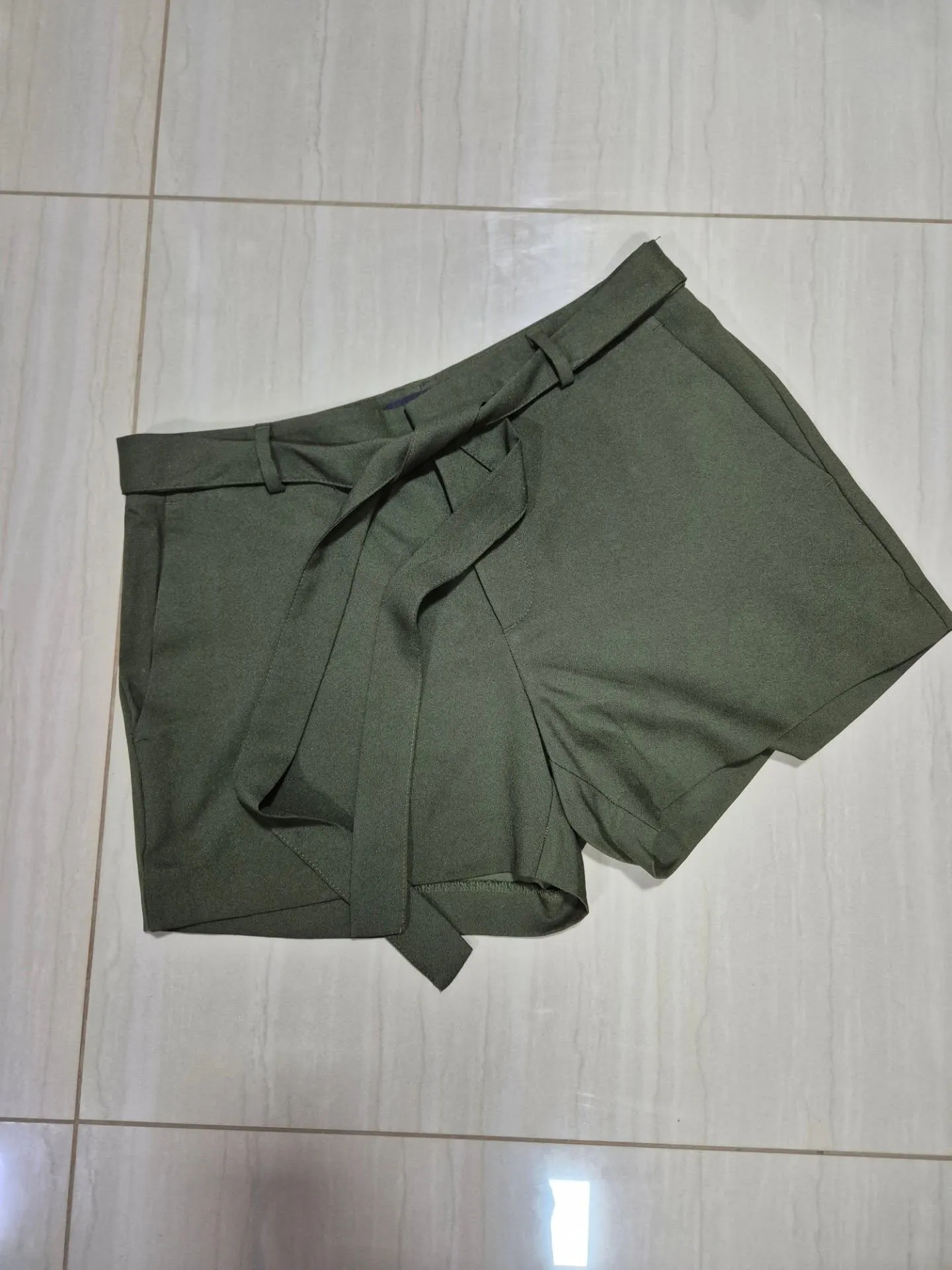 Short color verde con cinturon talla 4 M - Image 1