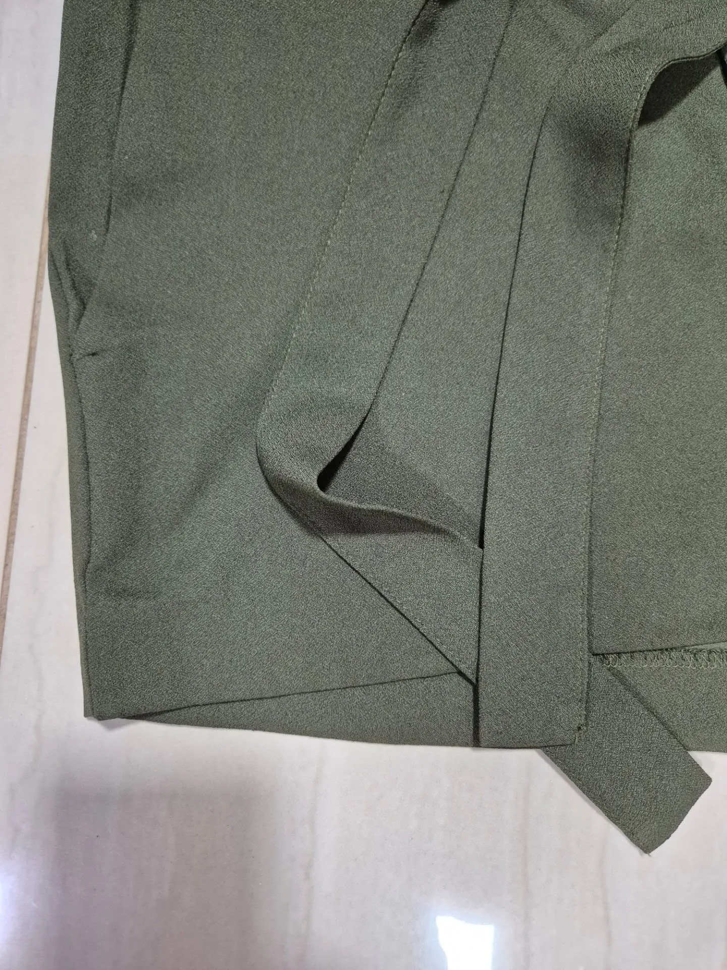 Short color verde con cinturon talla 4 M - Image 3