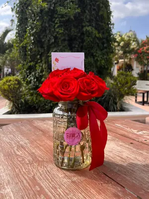 Rosas en jarro de vidrio