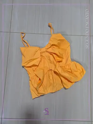 Blusa amarilla con moño M