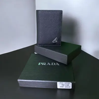 Billetera Prada negra 