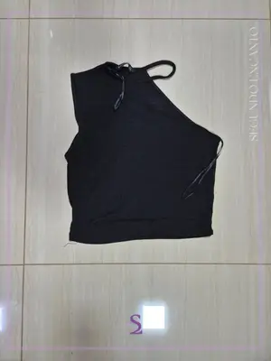 Crop top cuello asimetrico M