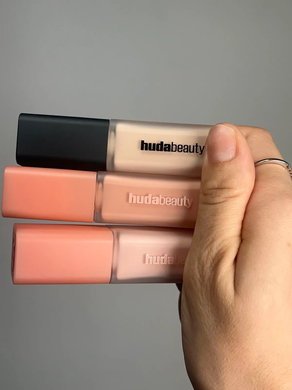 CORRECTOR HUDA BEAUTY - Image 2