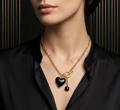 Collar de corazón negro