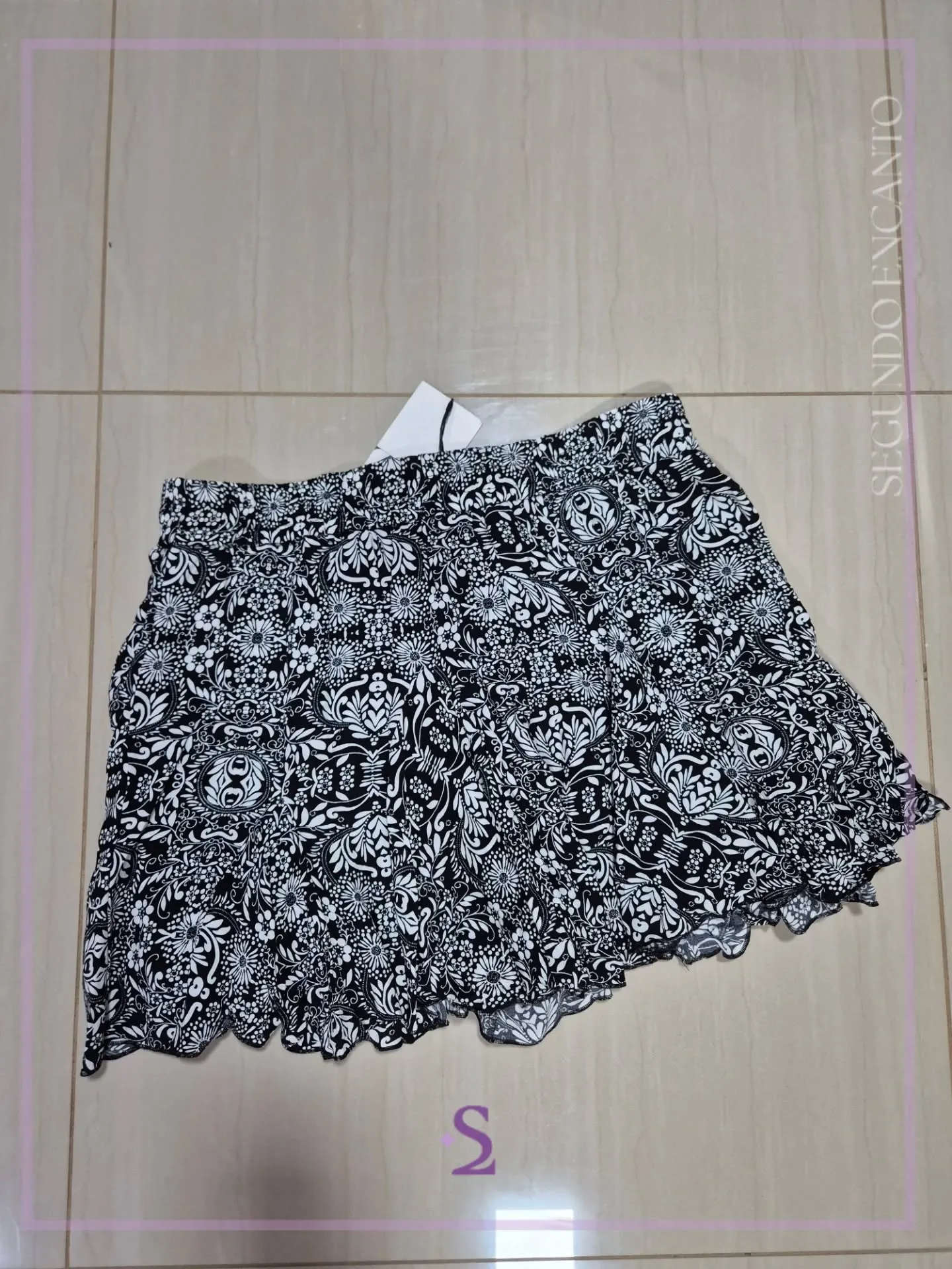 Short simula falda floreado blanco y negro L - Image 4