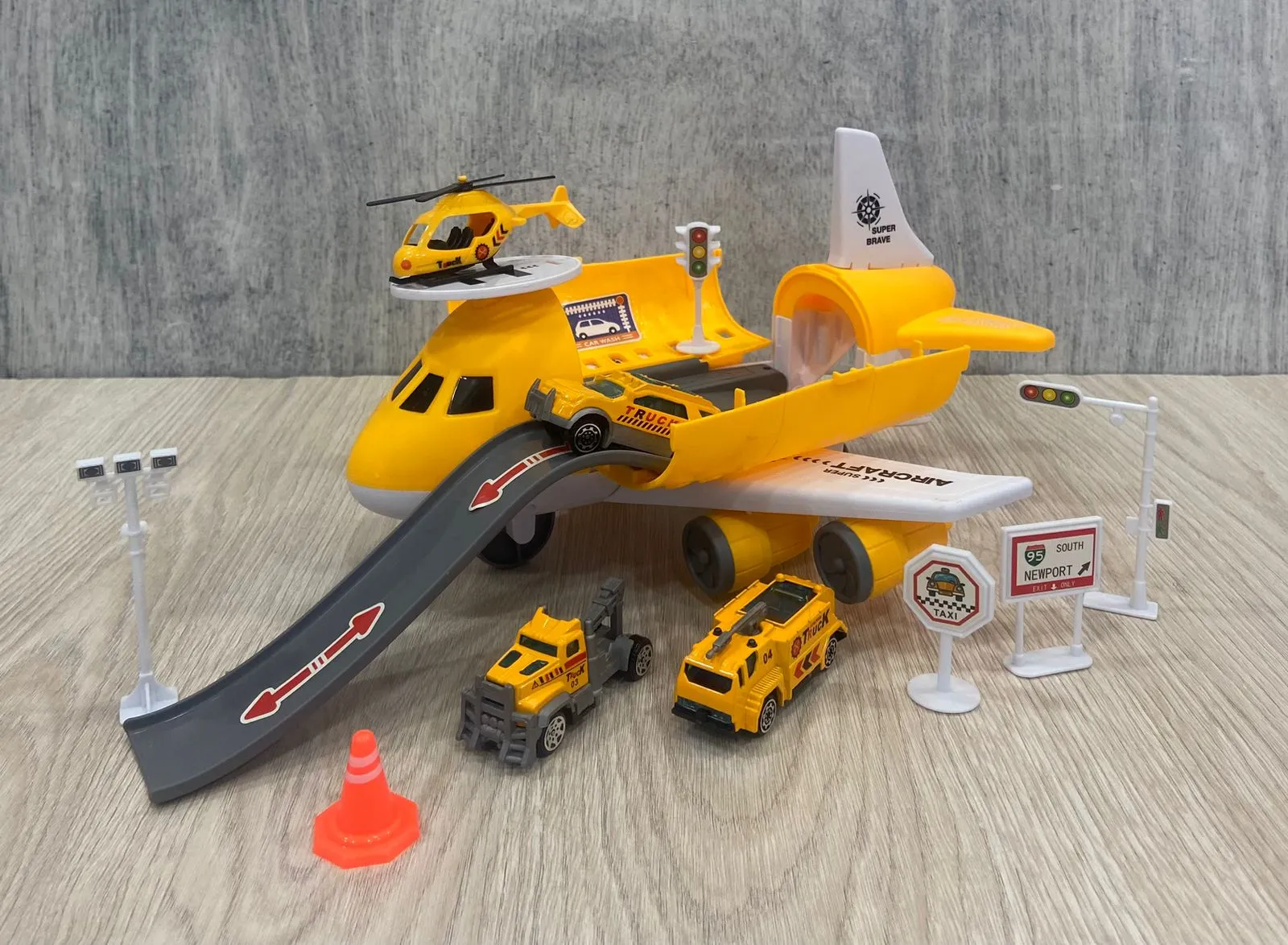AVION CON ESTACIONAMIENTO ✈ incluye 1 helicóptero y 3 carros pequeños con accesorios - Image 1
