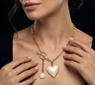 Collar de corazón blanco.