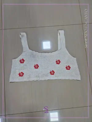 Crop top blanco tejido con flores L