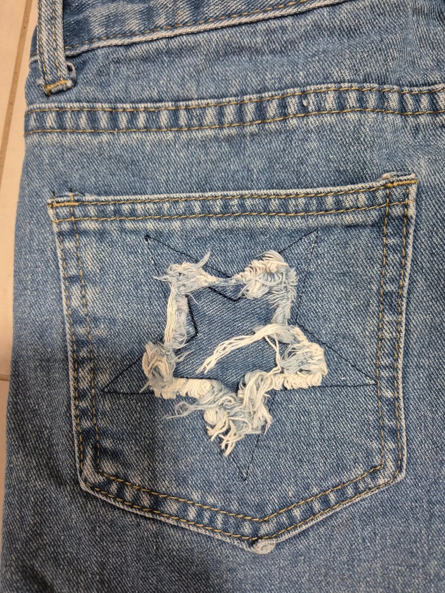 Short denim con estrellas en bolsillos S - Image 3
