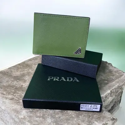 Billetera Prada verde 