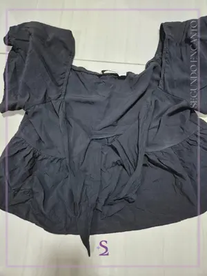 Blusa negra con escote M/L